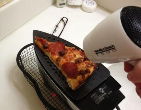 Cameriere di Cursi scopre il segreto della pizza barese, è riscaldata sul ferro da stiro