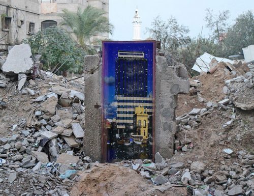 Banksy porta la bellezza del Salento tra le rovine di Gaza